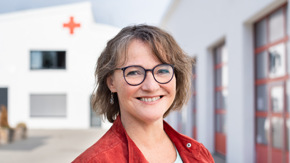 Portraitbild von Sonja Senking vor einer Rettungswache.