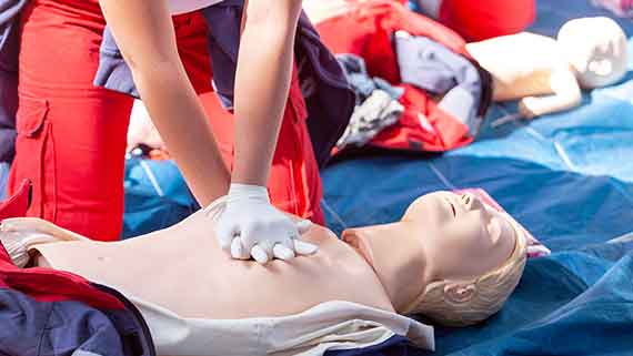 Wiederbelebungskurse Abbildung einer Herzdruckmassage